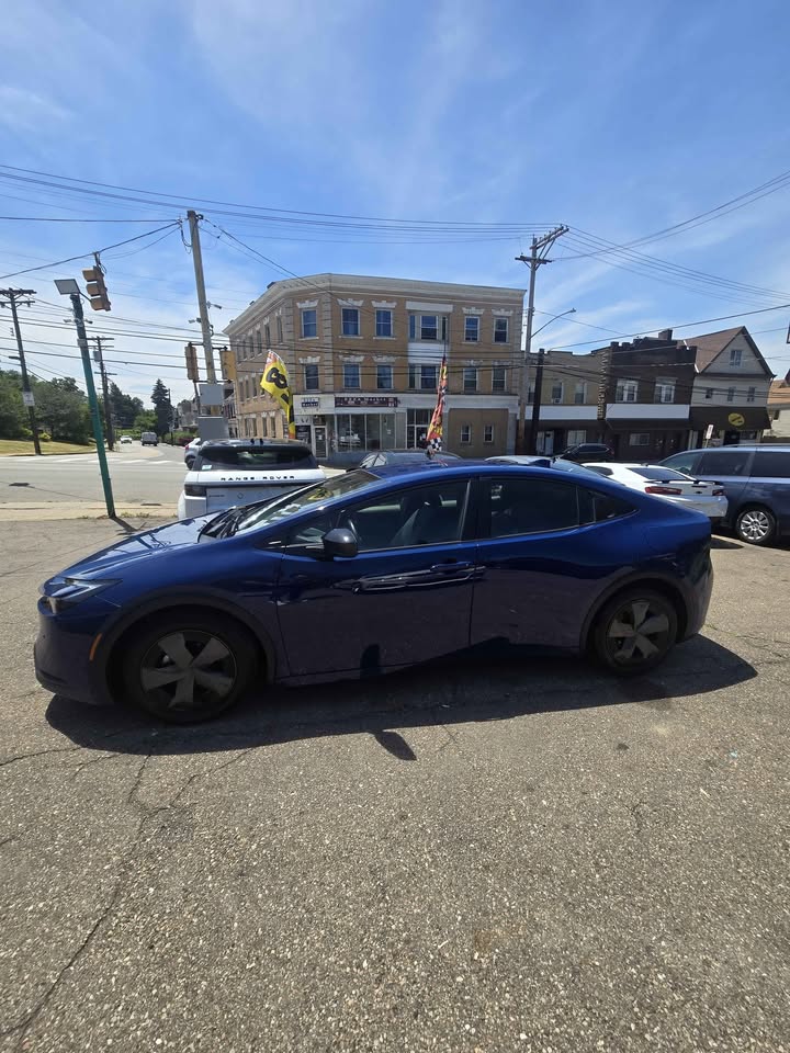 2024 Toyota Prius Hybrid LE